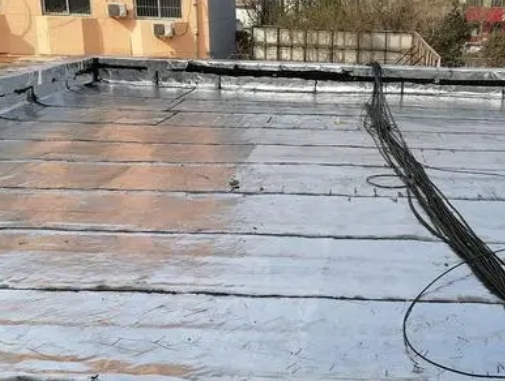 呼和浩特卫生间漏水维修公司分享下呼和浩特屋面楼顶防水刚性防水层施工要点。